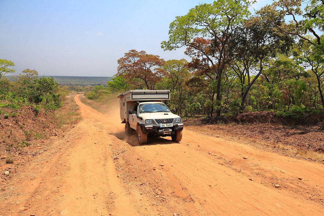 Tour durch Afrika im Pickup mit Kabine.