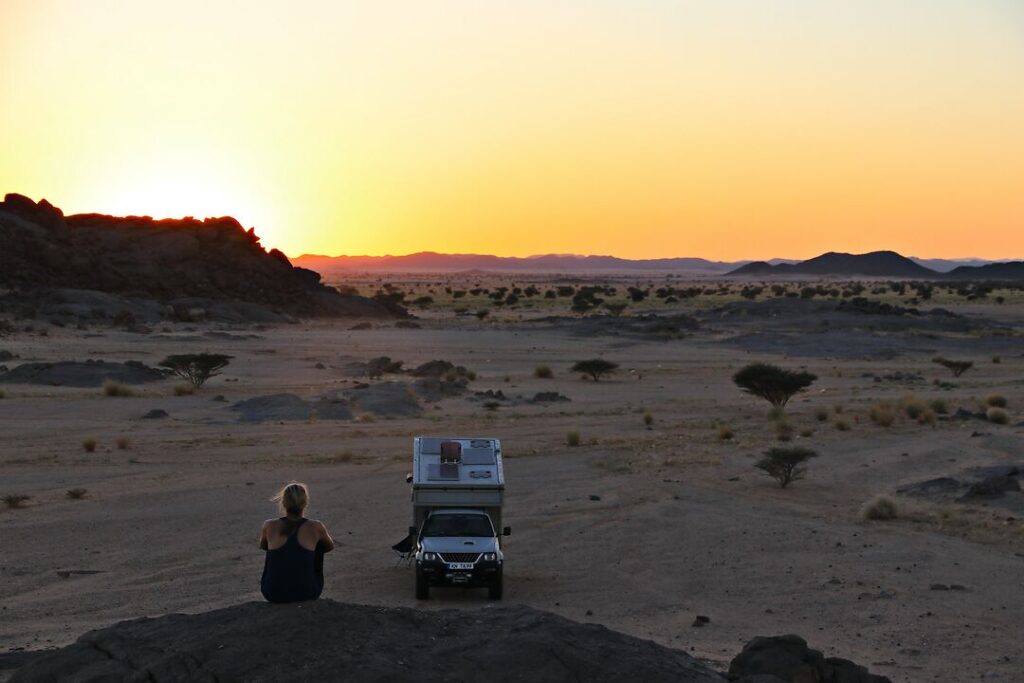 Pickup Camper in der afrikanischen Savanne