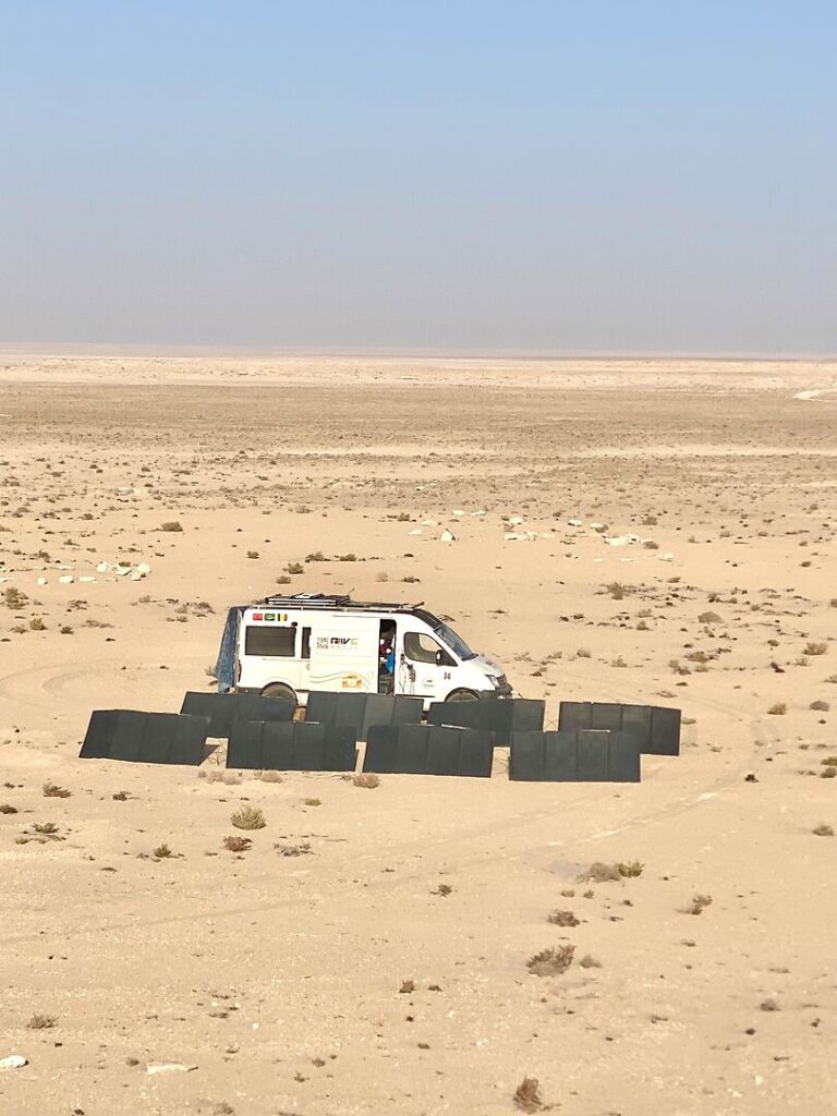 E-Camper lädt mit Photovoltaik in marokkanischer Wüste.