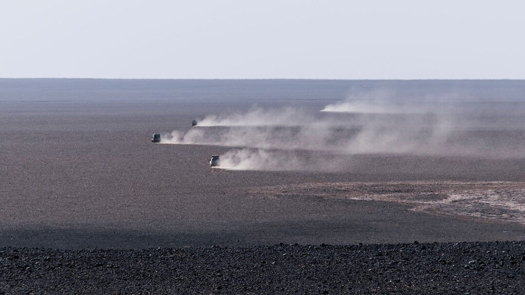 Offroad Autos in der Wüstenlandschaft im Iran