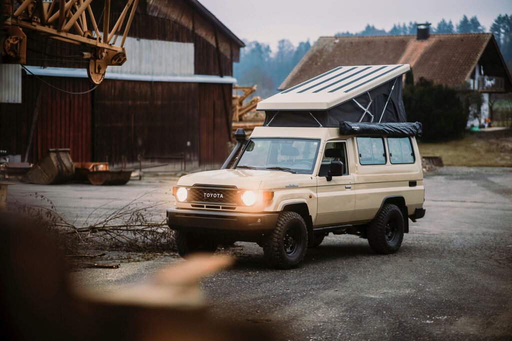 ausgebauter Toyota Landcruiser mit integriertem Dachzelt