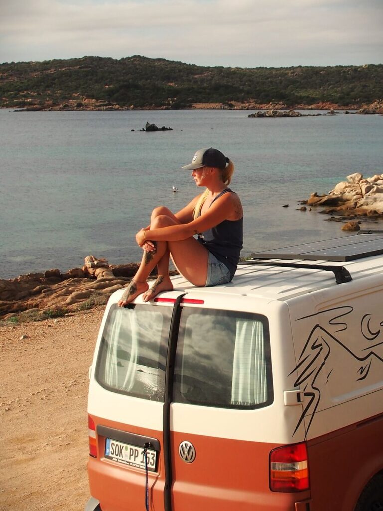 Pauline Picker auf ihrem Van am Meer