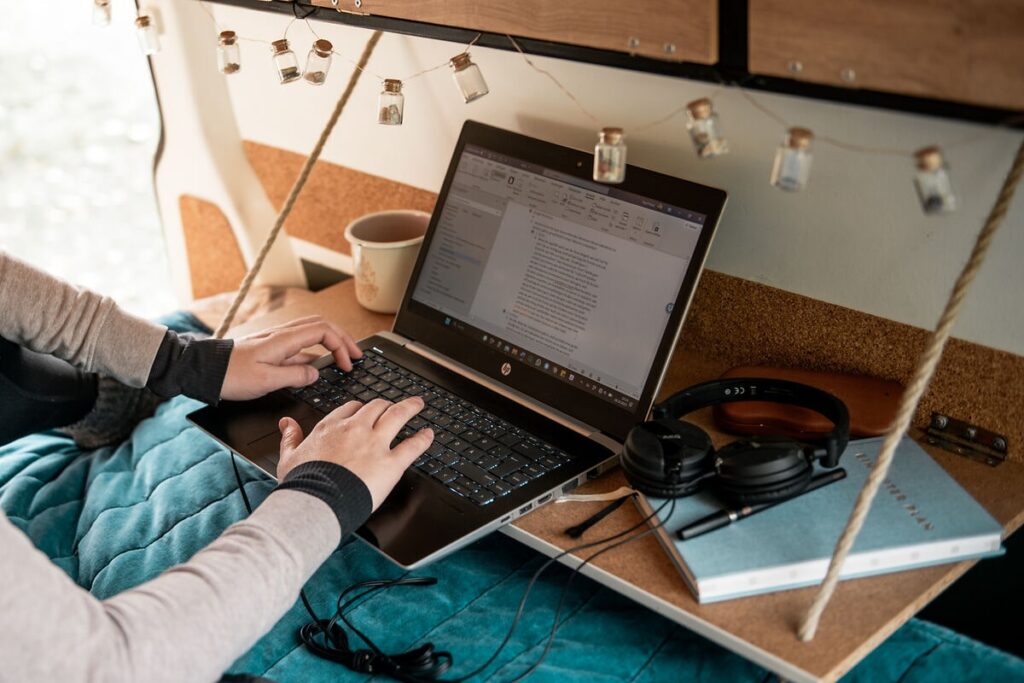 Vanlife Schreibtisch eines Digital Nomads