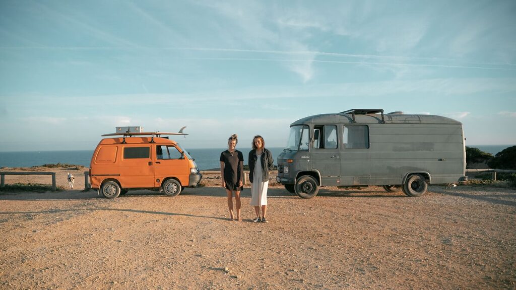 Körmi und Julia und deren Mercedes Düdo und piaggo Porter