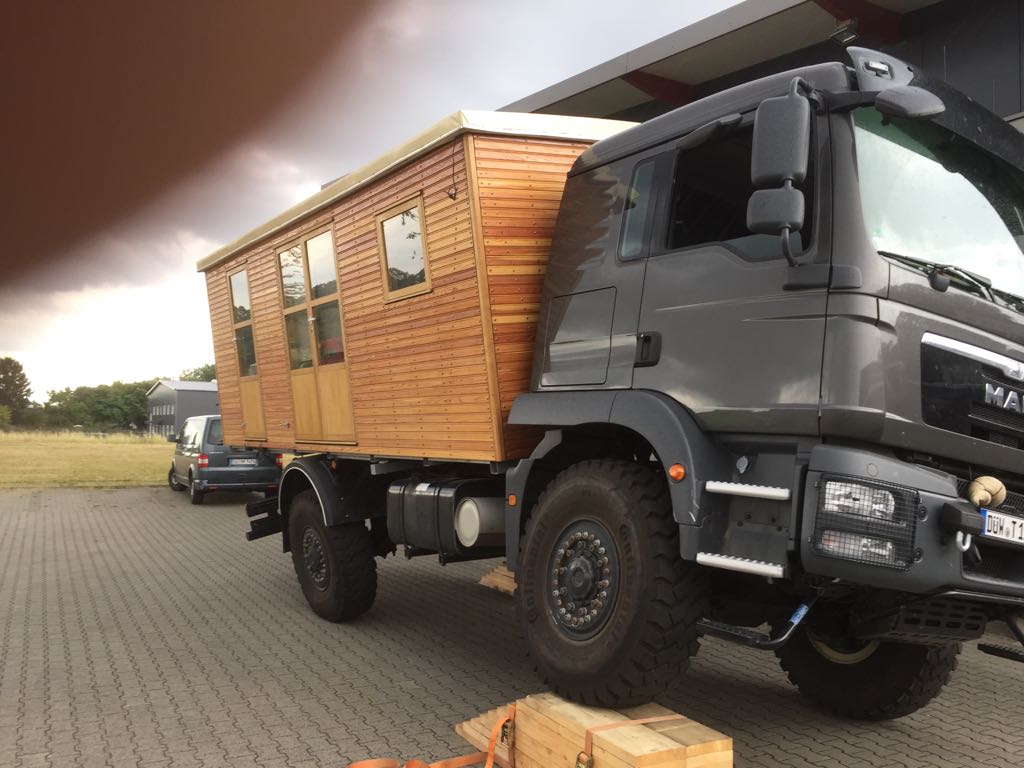 Expeditionsmobil von Peter Kück mit Kabine aus Holz