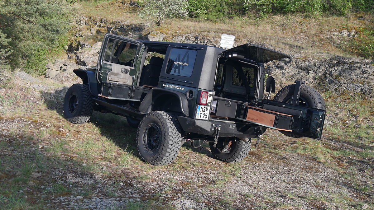 Jeep Wrangler ausgebaut im Gelände
