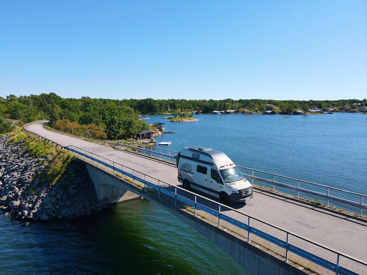 Reisemobil auf Brücke