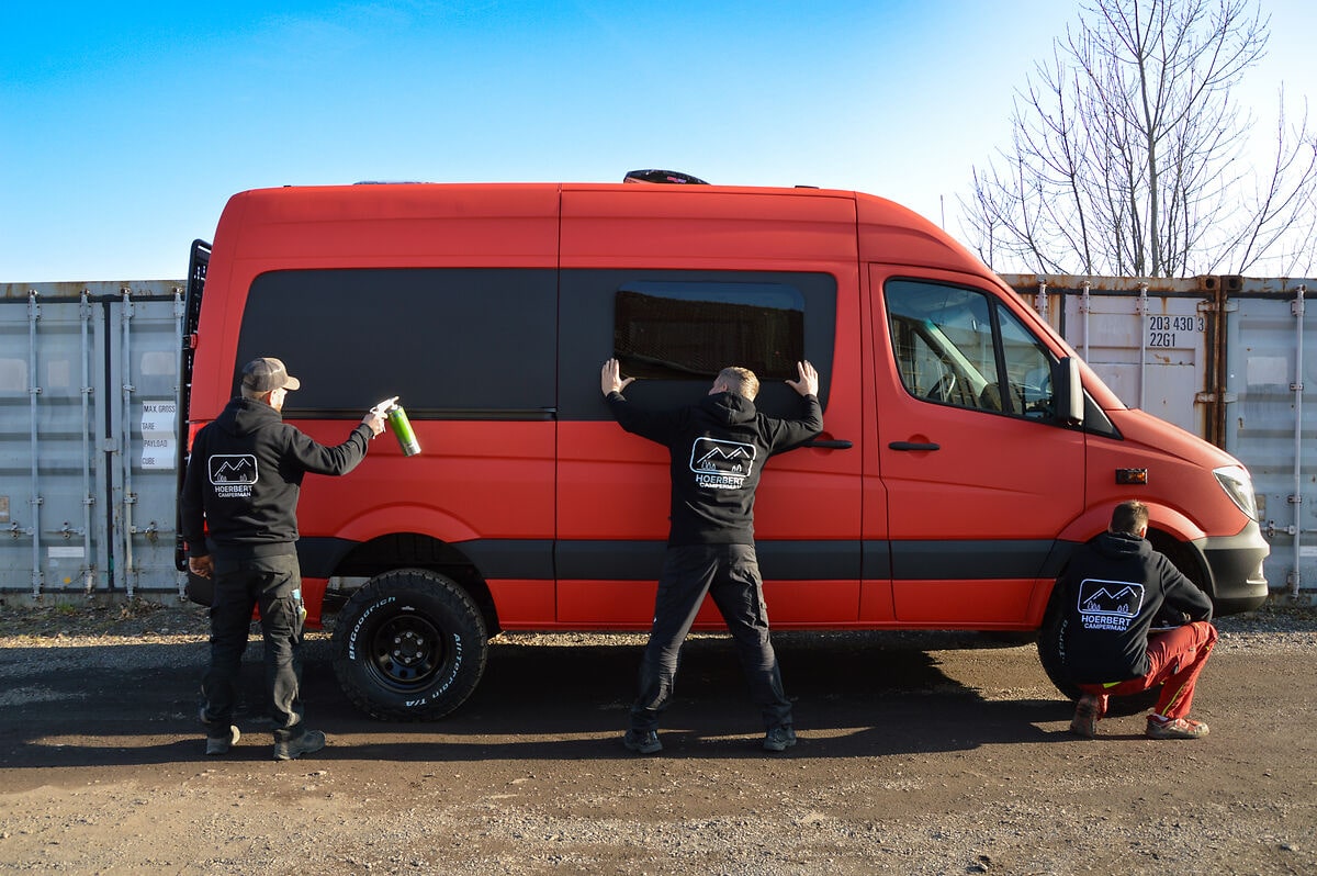 roter Campervan im Aufbau