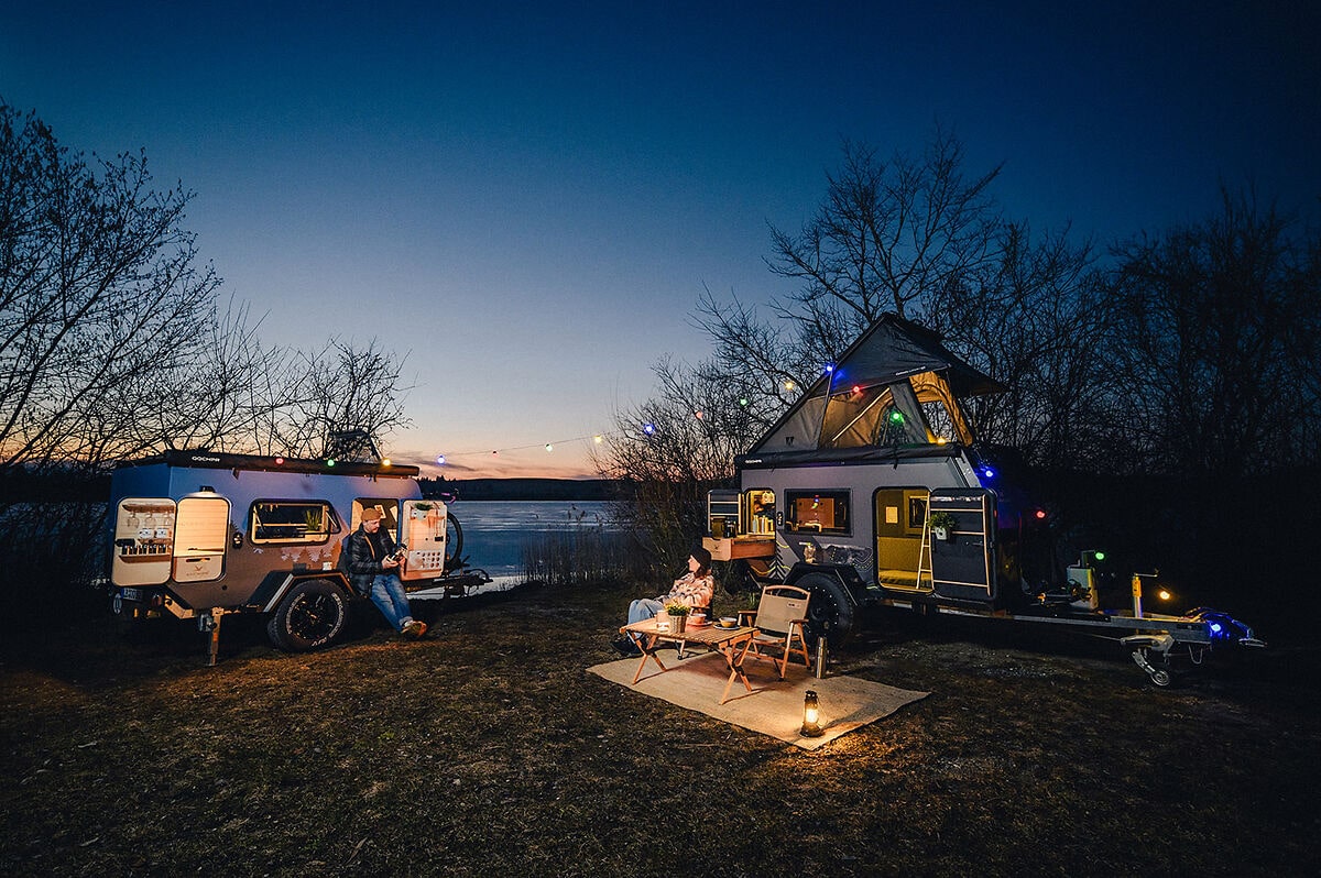 gemütliche Camping Anhänger bei Nacht