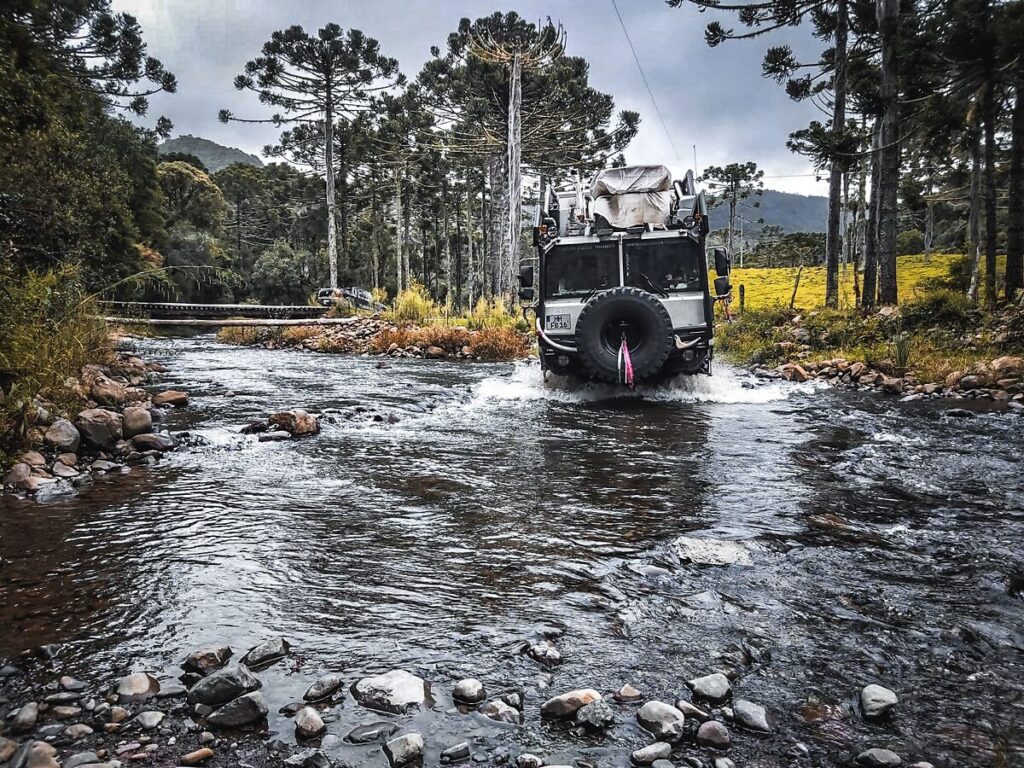 Expeditionsmobil im Fluss