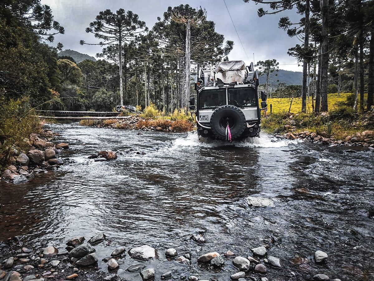 Expeditionsmobil im Fluss