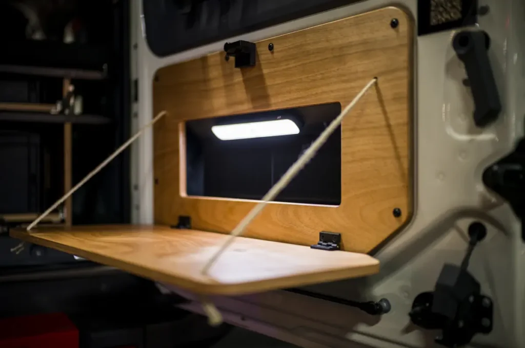 Ein stabiler Klapptisch aus Holz mit integrierter LED-Beleuchtung für den Vanlife Selbstausbau.