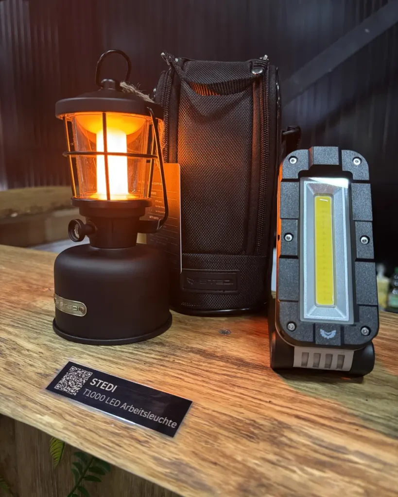 Verschiedene STEDI LED-Leuchten und eine Zubehörtasche für Outdoor und Selbstausbau.