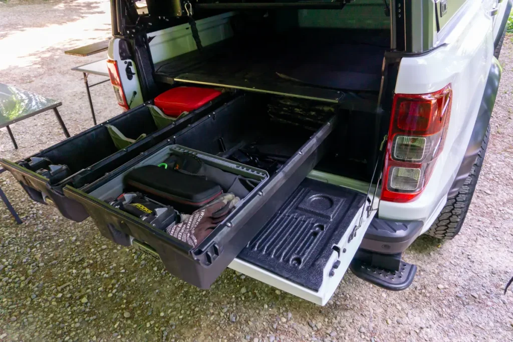 Ein Pickup mit ausgezogenem Schubladensystem und Werkzeug für Outdoor-Abenteuer.