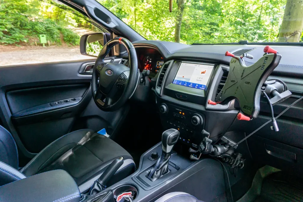 Cockpit eines Ford Ranger 4x4 mit großem Bildschirm und robusten RAM Mount Halterungen.