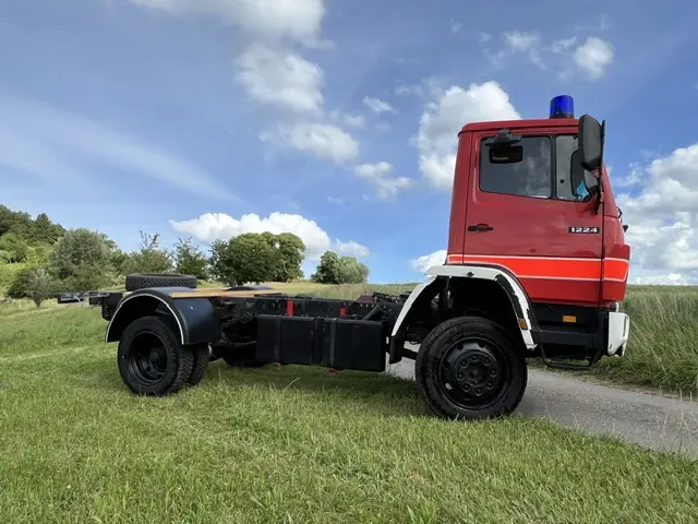 Rotes LKW-Fahrgestell mit blauer Rundumleuchte als robuste Basis für einen 4x4 Selbstausbau.