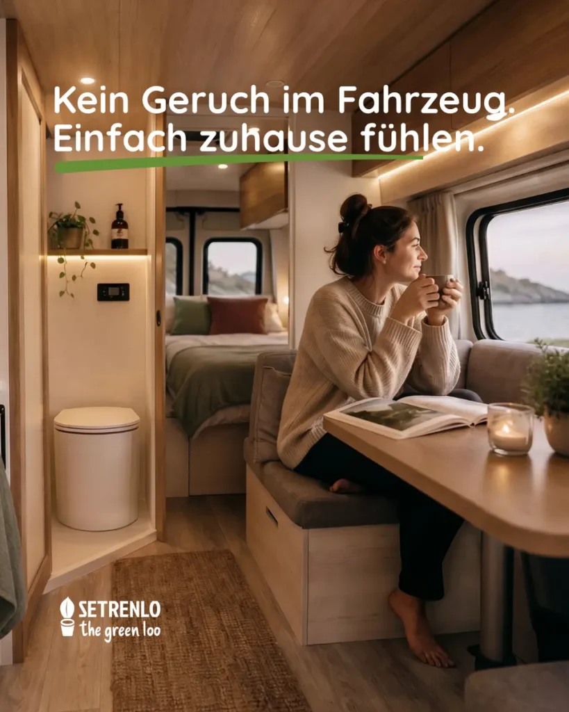 Wohnlicher Campervan-Innenraum mit Frau am Fenster und nachhaltiger Trenntoilette.
